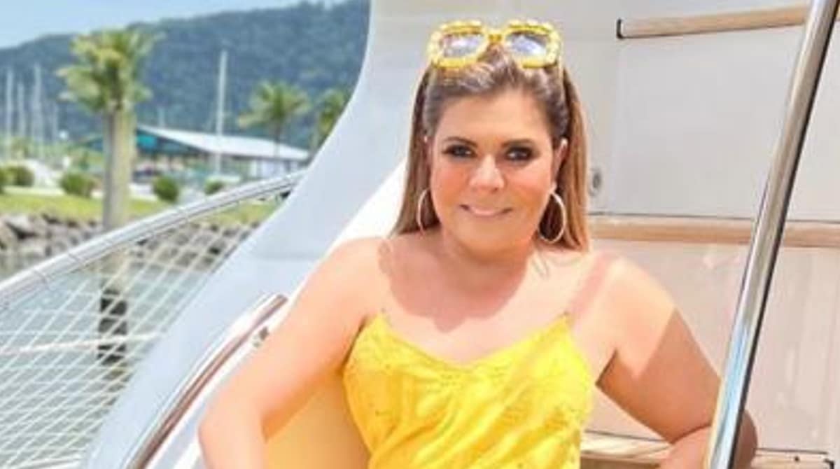 Mara Maravilha posa com seu filho e anuncia chegada de mais um membro da família