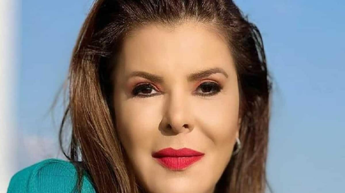 Mara Maravilha surge com seu filho nos braços após retorno de viagem e emociona