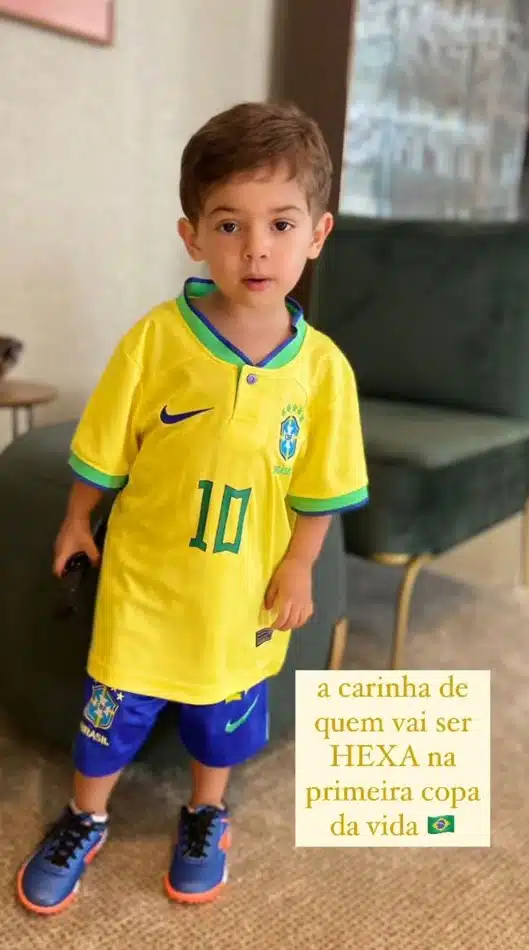 Léo, filho de Marília Mendonça e Murilo Huff, torcendo para o Brasil