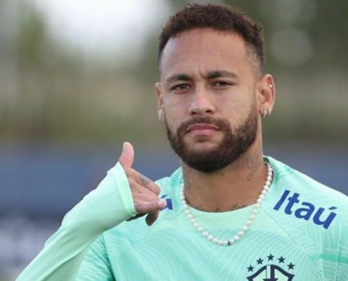 Neymar surge com o filho durante anúncio da convocação para a seleção