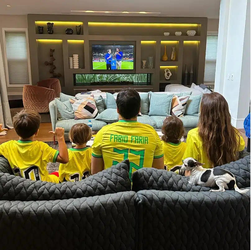 Patrícia Abravanel mostra seus filhos e o marido em sua sala de TV gigante e impressiona 
