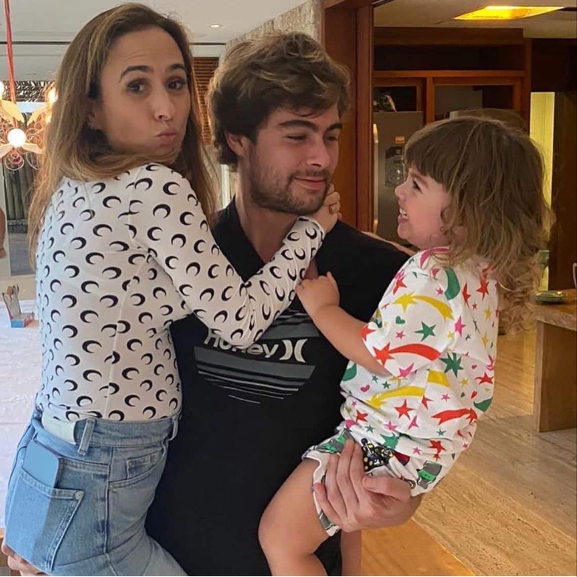 Rafael Vitti surge segurando Tatá Werneck e a filha no colo