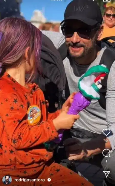 Rodrigo Santoro surge com sua filha em passeio por um parque nos EUA e encanta 