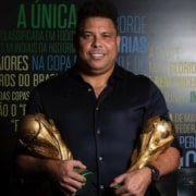Ronaldo posa com seus quatro filhos no lançamento do documentário sobre sua vida