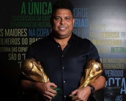 Ronaldo posa com seus quatro filhos no lançamento do documentário sobre sua vida