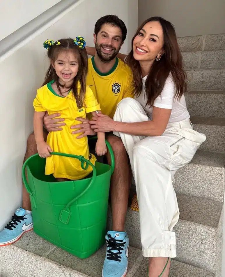 Sabrina Sato e Duda Nagle torcendo para o Brasil junto com a filha, Zoe 