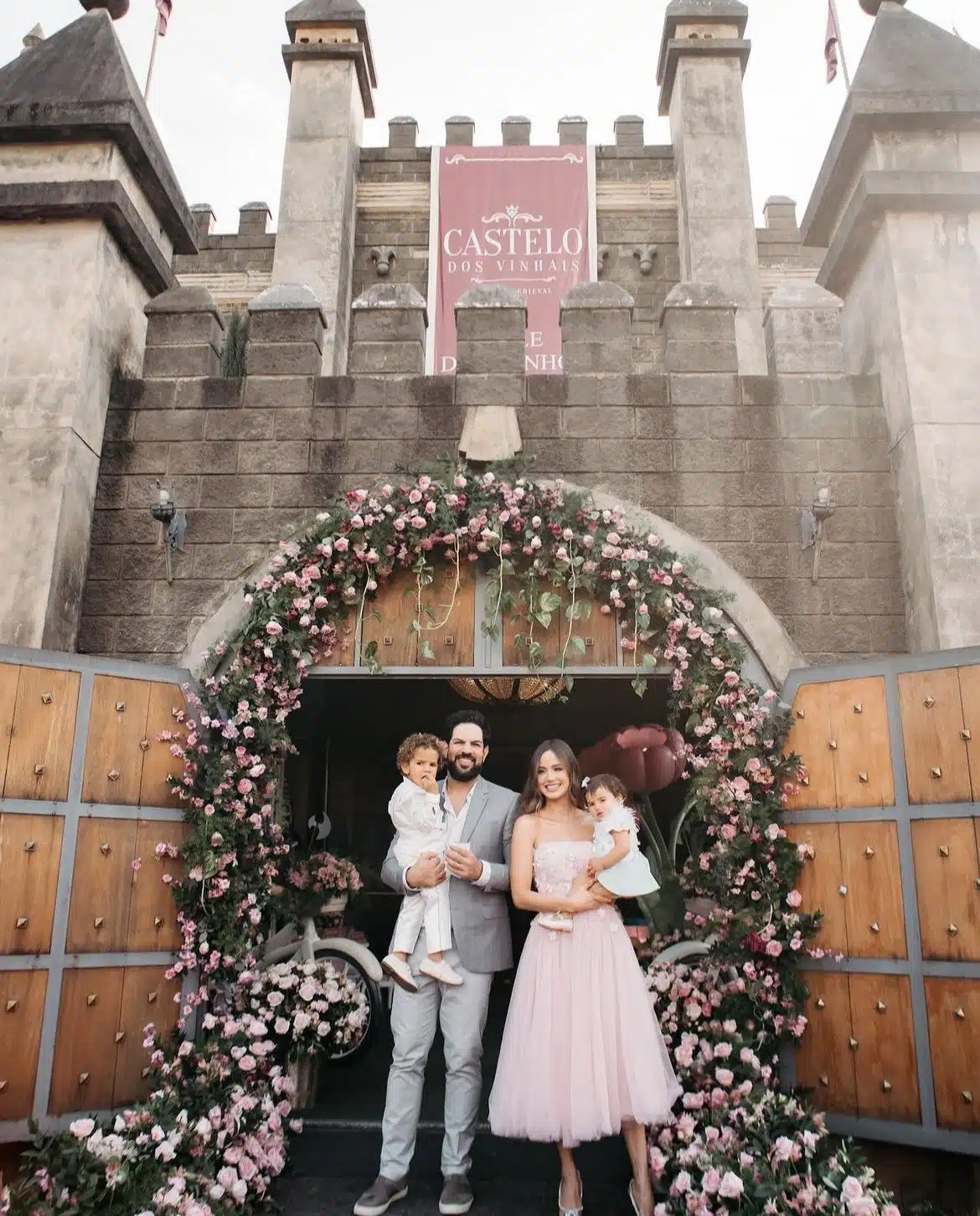 Sorocaba e esposa posam com os filhos na festa de um ano da caçula