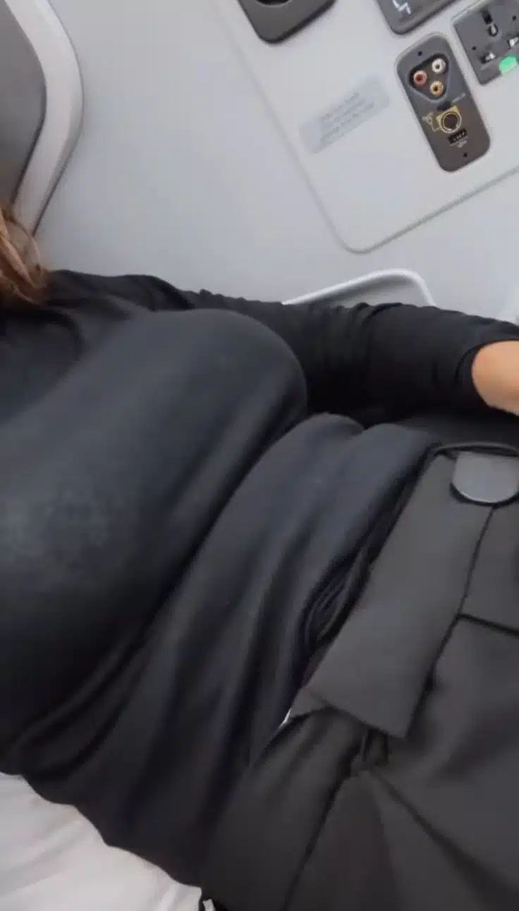 Thaila Ayala mostra a barriguinha da 2ª gravidez durante viagem de avião