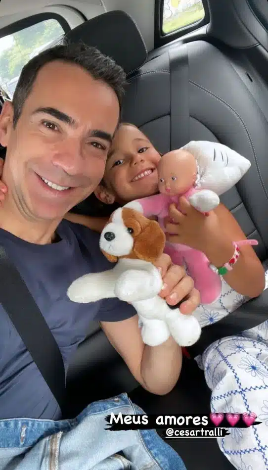 O jornalista César Tralli no carro com a filha, Manuella 