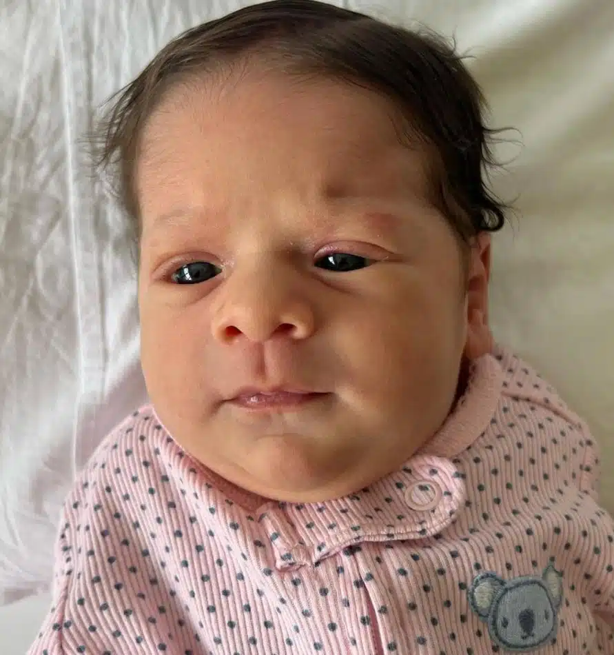 A pequena Maria Flor, filha recém-nascida de Virgínia Fonseca e Zé Felipe, surgiu com os olhos bem abertos 
