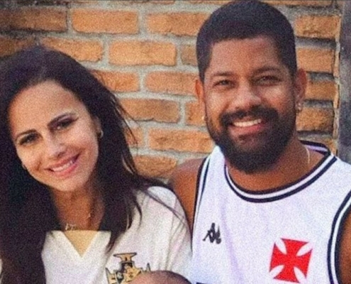 Viviane Araújo mostra seu bebê de um mês sorrindo