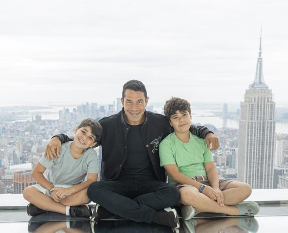 O empresário Marcus Buaiz com os filhos com Wanessa Camargo em um ponto-turístico de Nova York
