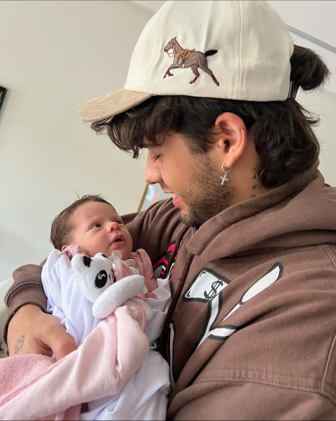 Zé Felipe posa com sua bebê Maria Flor e semelhança chama a atenção