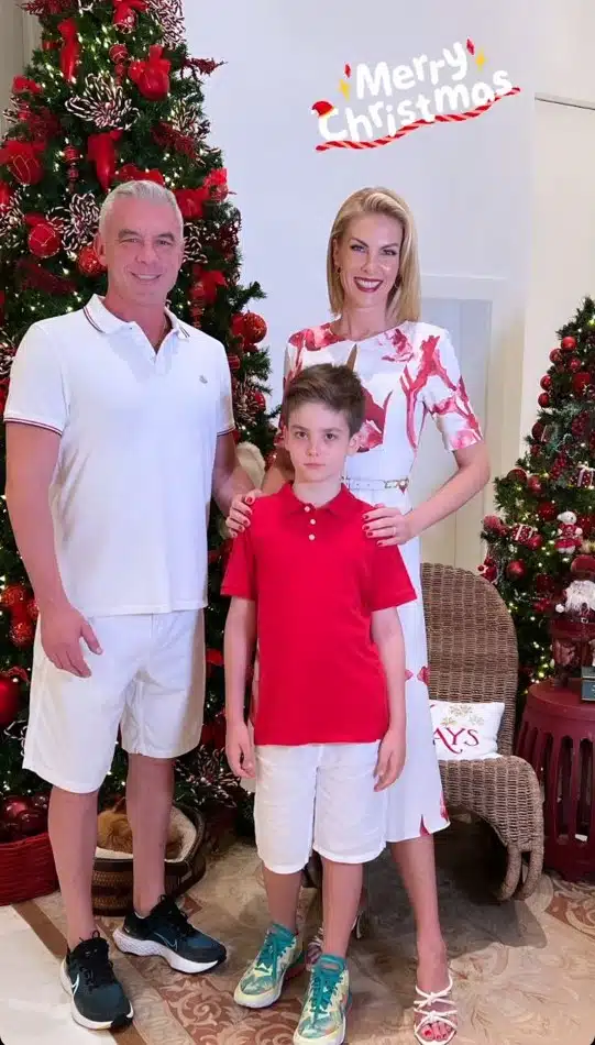 Ana Hickmann posa com a família em sua mansão decorada para o Natal 