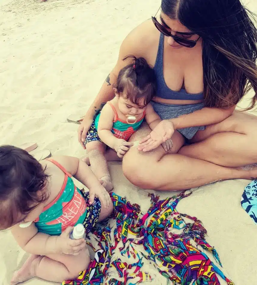 Bruna Surfistinha, a Raquel Pacheco, aproveitando um dia de praia com as pequenas