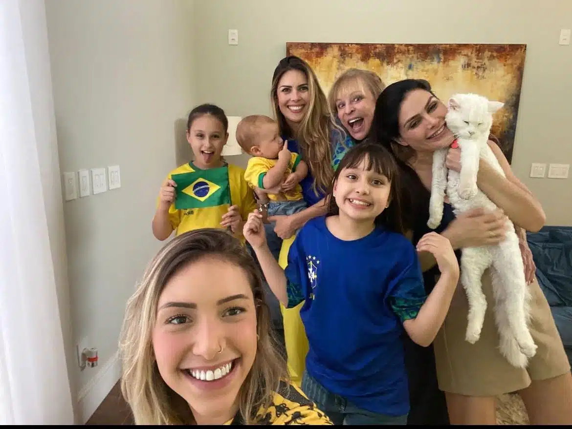 Mãe de Kiko, Leandro e Bruno do KLB surge com os netos e as noras