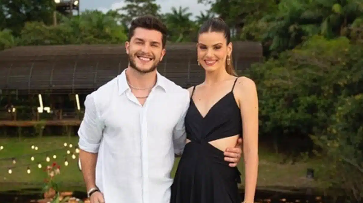 Camila Queiroz mostra a barriguinha e revela se está grávida