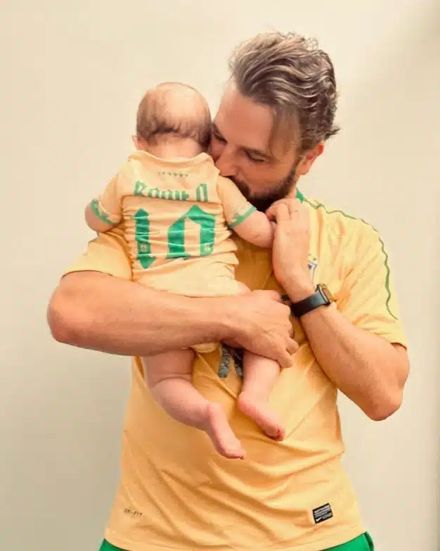 Cássio Reis surge com seu bebê com Fernanda Vasconcellos nos braços e emociona