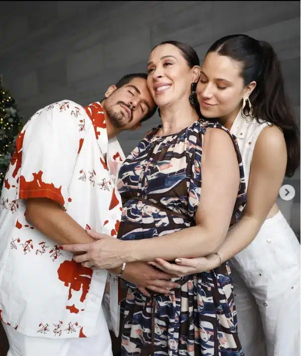 Claudia Raia posa ao lado de seus dois filhos com Edson Celulari e decoração de Natal impressiona 