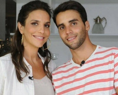 Daniel Cady posa com uma das gêmeas com Ivete Sangalo na cozinha da mansão