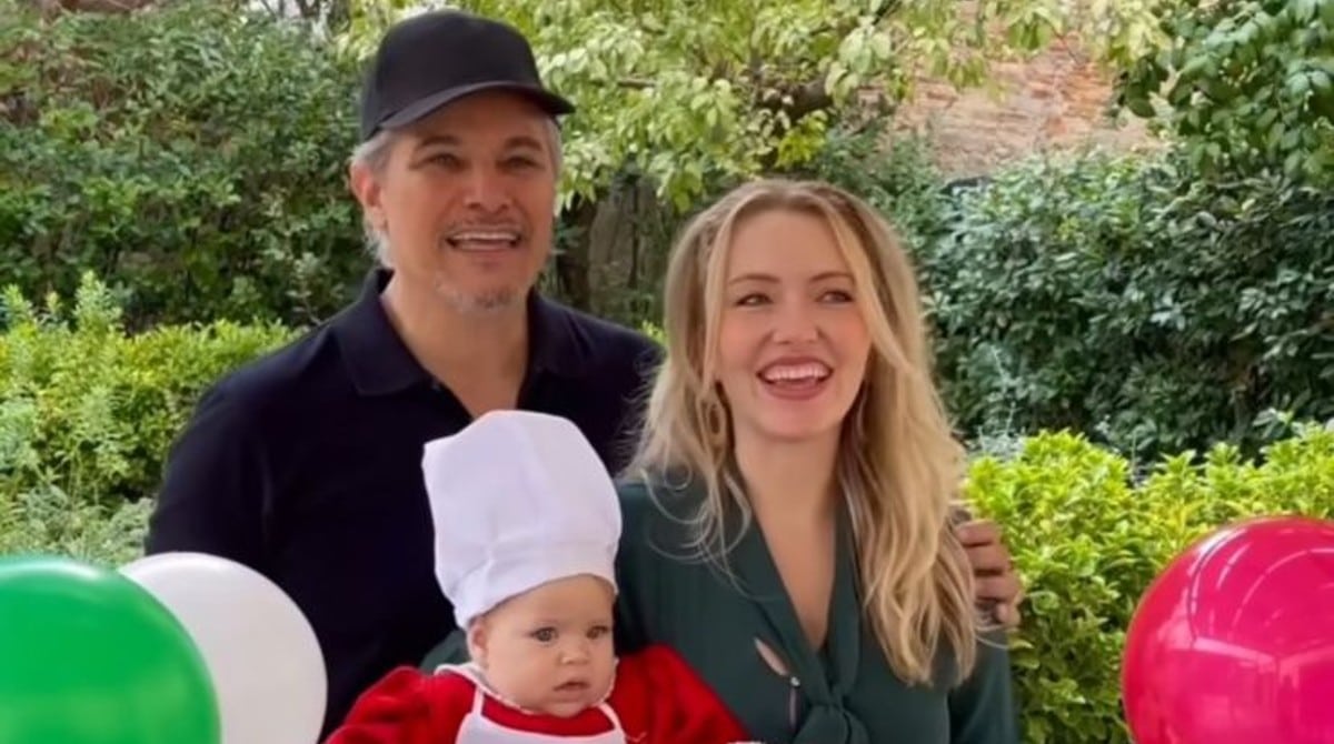 Esposa de Edson Celulari mostra a mansão decorada para o primeiro Natal da filha do casal