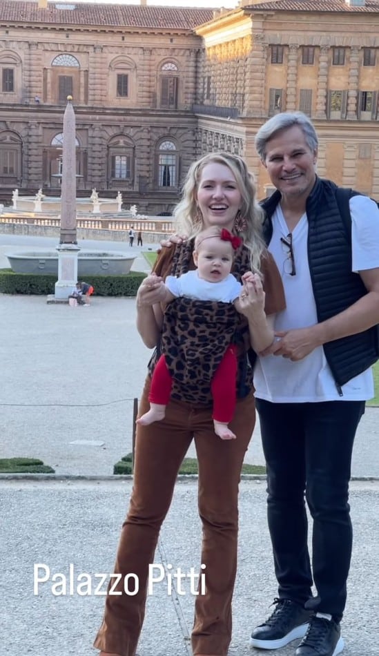 Os atores Karin Roepke e Edson Celulari com a bebê em um palácio, na Itália