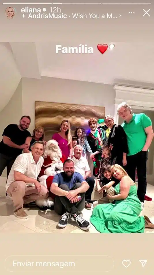 A apresentadora Eliana recebeu a família no Natal 