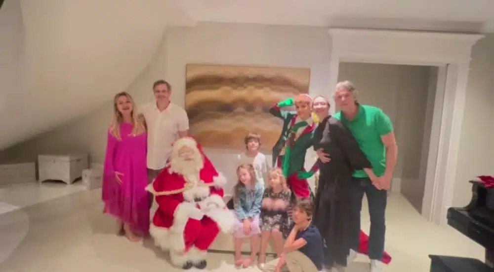 Eliana recebeu a visita do Papai Noel em sua mansão e mostrou o encontro com os filhos