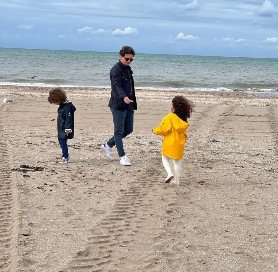 Os filhos gêmeos de Erick Jacquin se divertindo em uma praia europeia com o irmão mais velho
