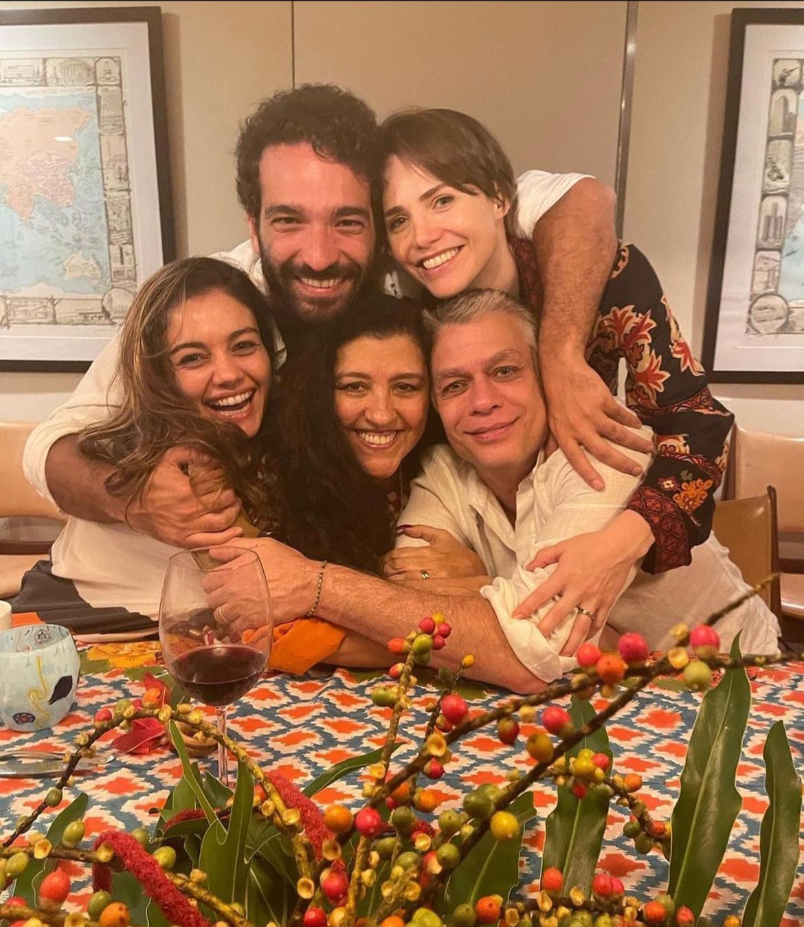 Fábio Assunção posa com os colegas do elenco da novela