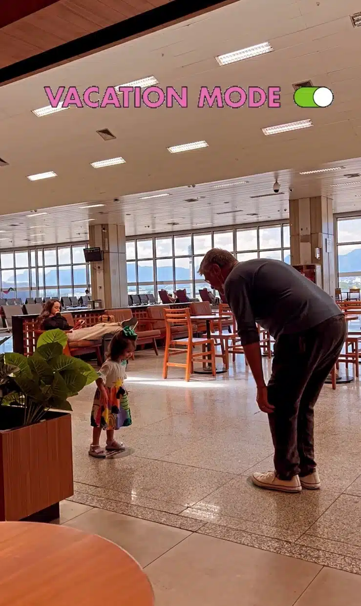 Fábio Assunção posa com sua bebê no aeroporto