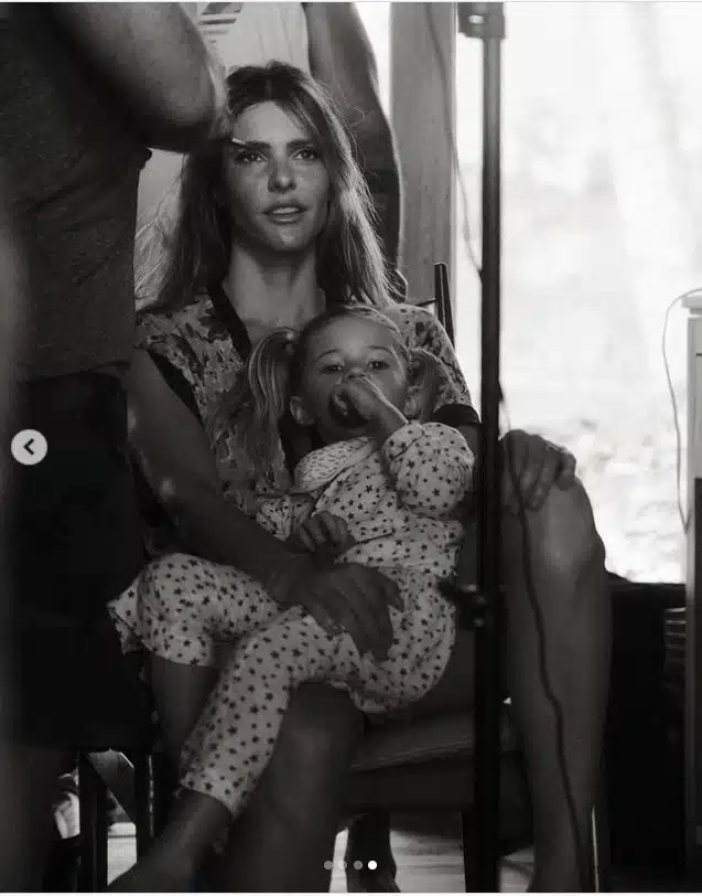 Fernanda Lima posa com a filha caçula no colo e surpreende