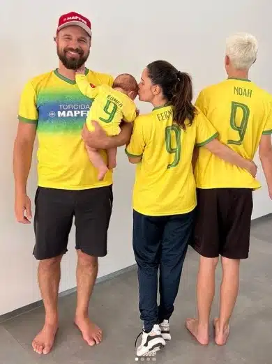 Fernanda Vasconcellos posa com Cássio Reis, seu bebê e seu enteado
