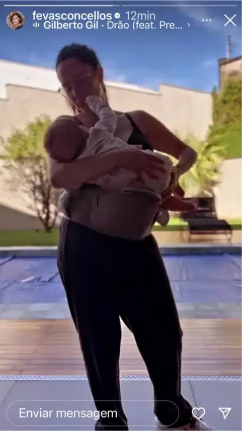 Fernanda Vasconcellos aparece com seu bebê no colo na piscina da mansão e surpreende 