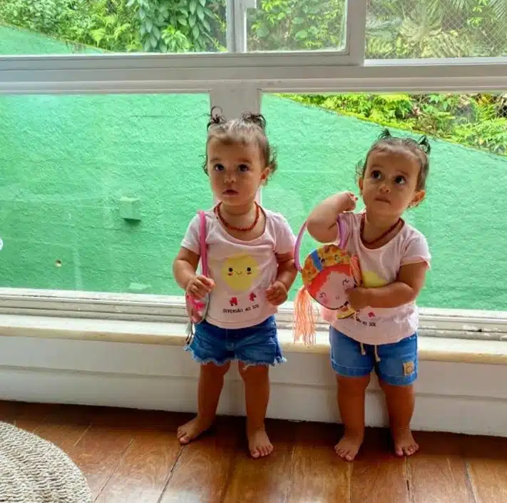 Gêmeas de Nanda Costa surgem juntas usando roupas iguais 