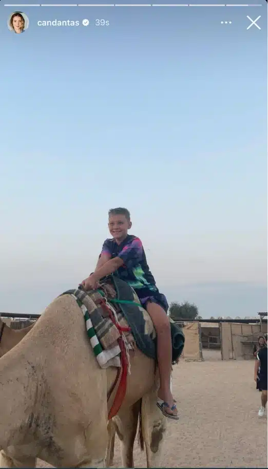 Filho de Carol Dantas com Neymar posa passeando de camelo pelo deserto e impressiona 