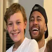 Filho de Neymar posa para fotos com ex do pai em jogo do PSG e encanta