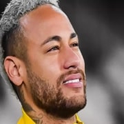 Filho de Neymar surge com o padrasto e sua casa na Espanha e encanta