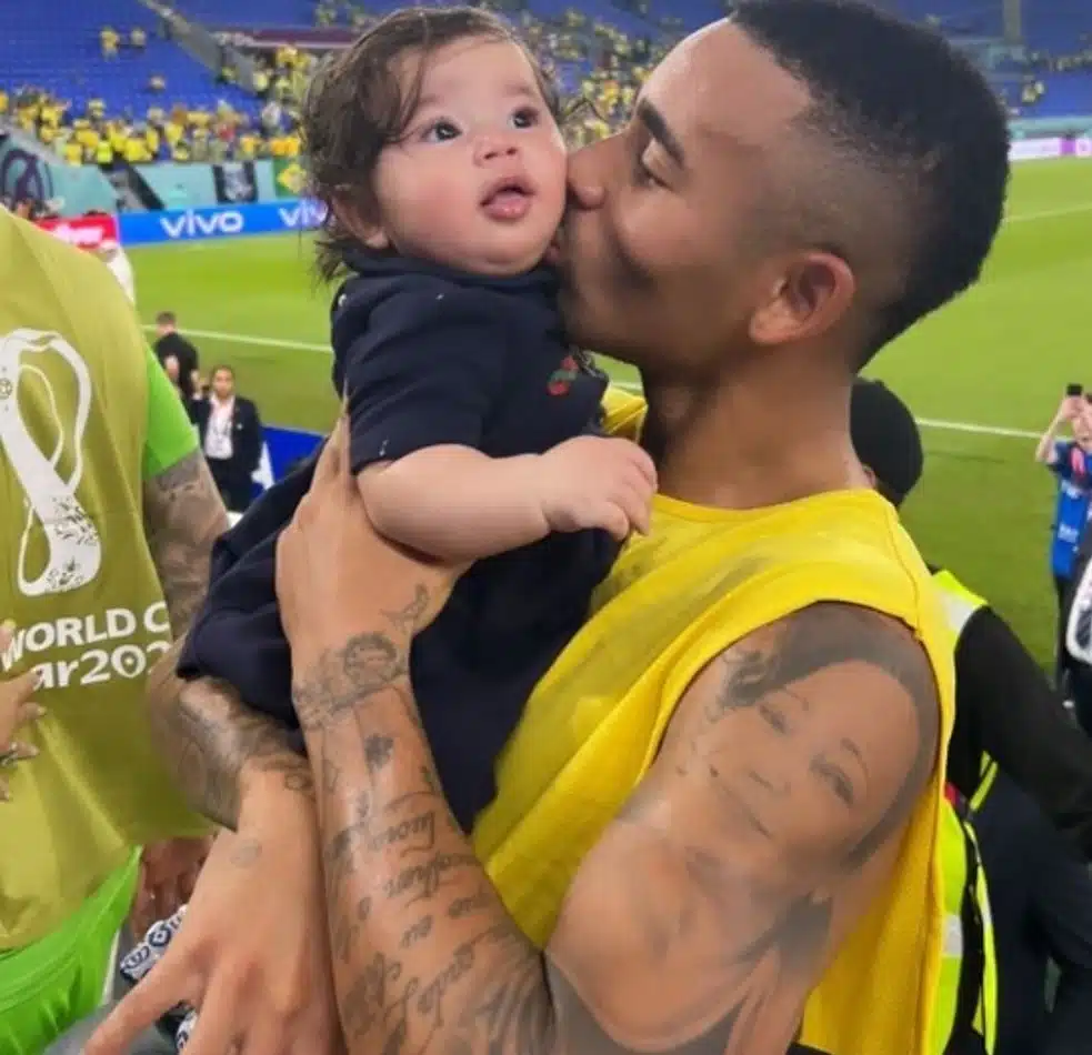 Gabriel Jesus com a filha no estádio, na Copa do Mundo 