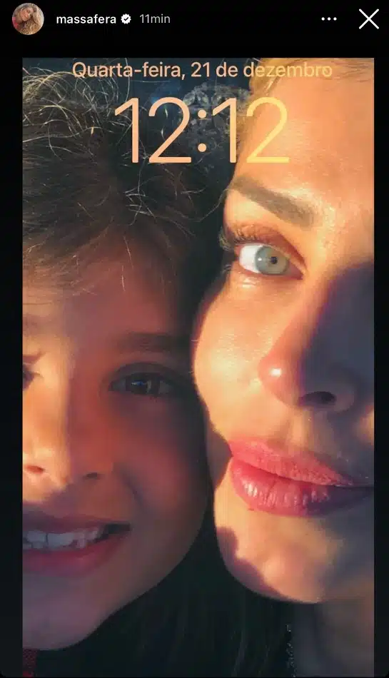 A atriz Grazi Massafera abriu o celular e mostrou uma foto com a filha