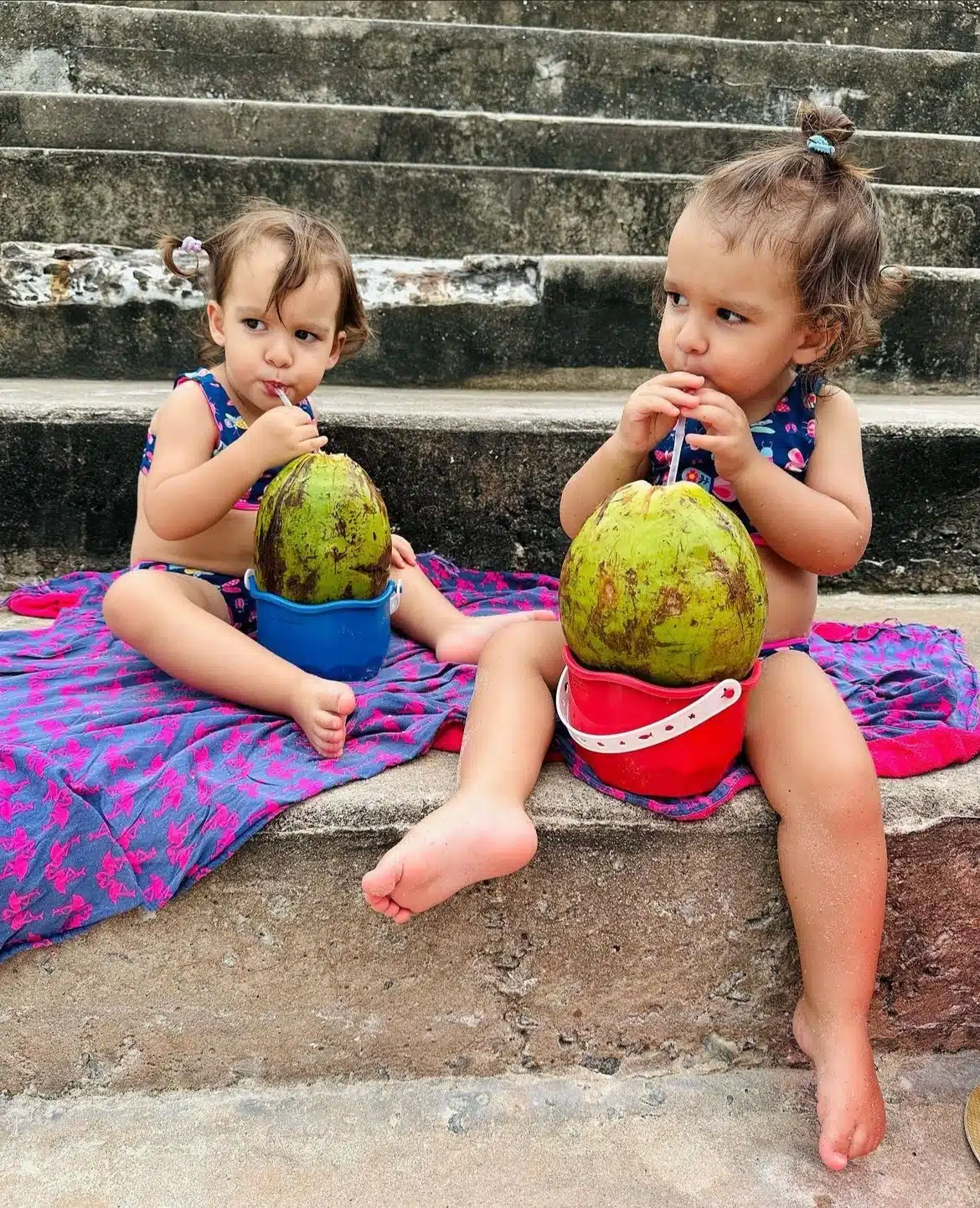 Esposa de Joaquim Lopes exibe suas gêmeas fazendo poses iguais