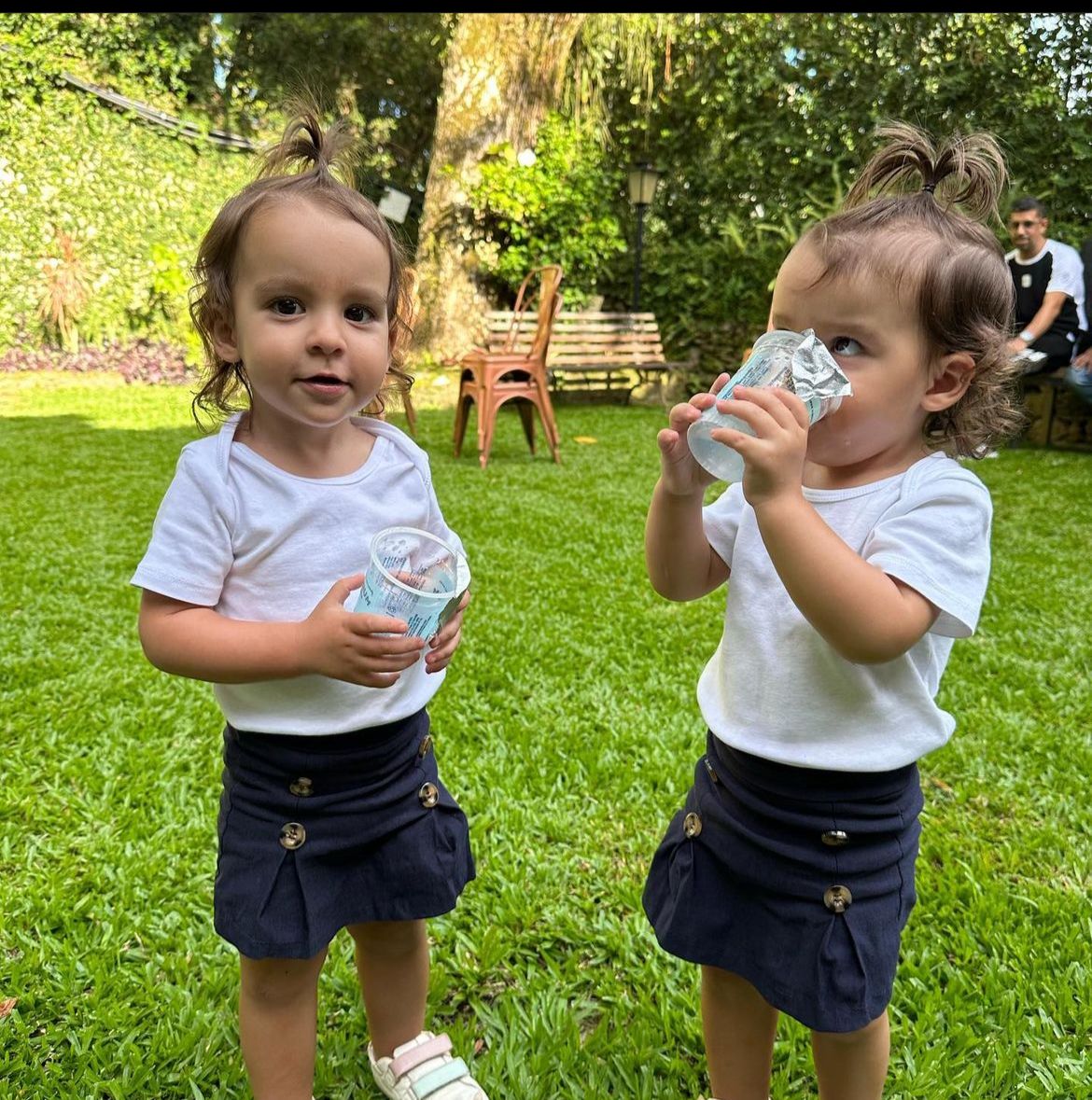 Bebês gêmeas de Joaquim Lopes posam com as roupas iguais