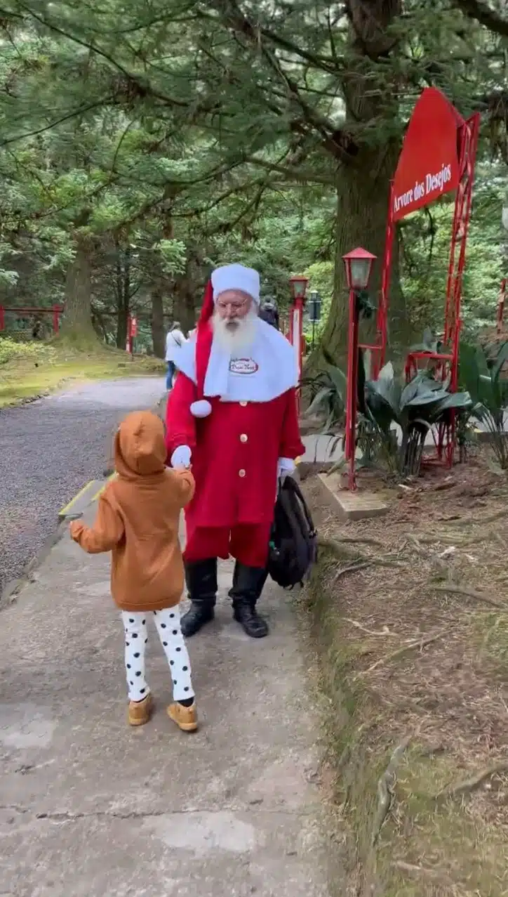 Filho de Junior Lima encontra o Papai Noel em lindo passeio na cidade de Gramado