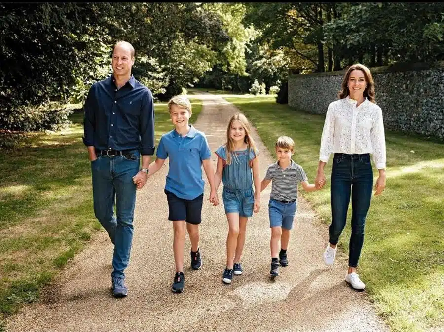 Kate Middleton e príncipe William revelam foto inédita com os filhos para o cartão de Natal da família