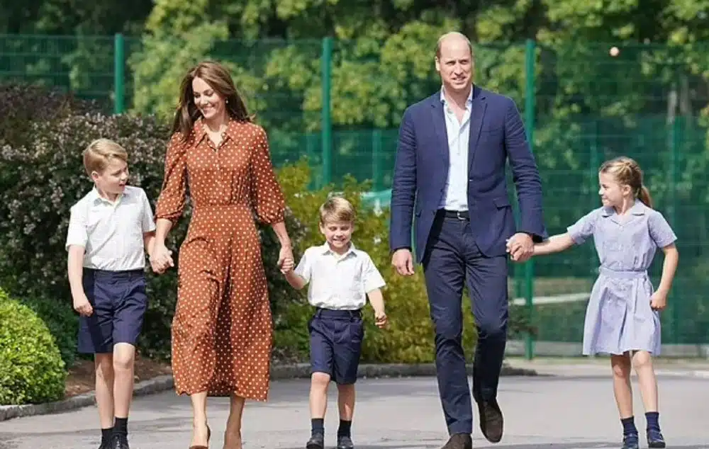 Kate Middleton e o príncipe William com os três filhos