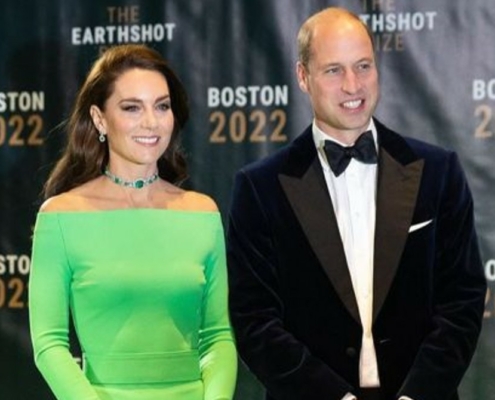 Kate Middleton e príncipe William posam com os filhos em foto rara