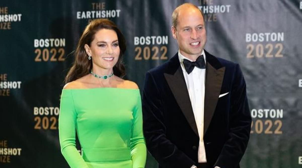 Kate Middleton e príncipe William posam com os filhos em foto rara