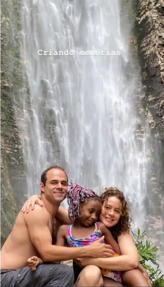 Leandra Leal posa ao lado do marido e da sua filha em cachoeira e surpreende