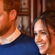 A duquesa Meghan Markle posou exibindo sua barriga de grávida e surpreendeu