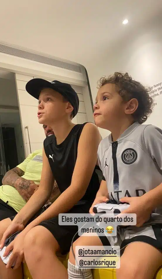 Davi Lucca, filho de Neymar Jr., com o irmão mais novo, jogando videogame no Catar 
